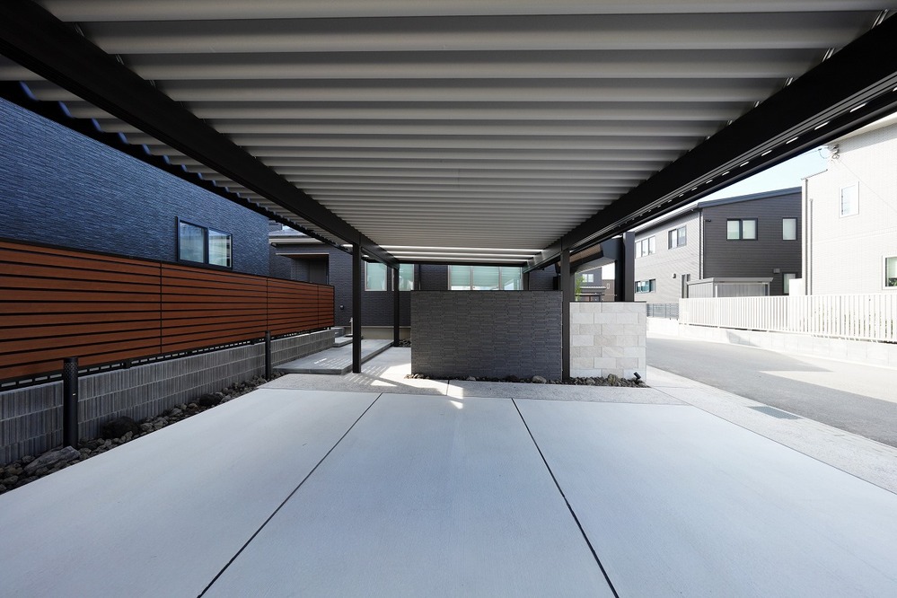 シンプルで重厚感のあるガレージ