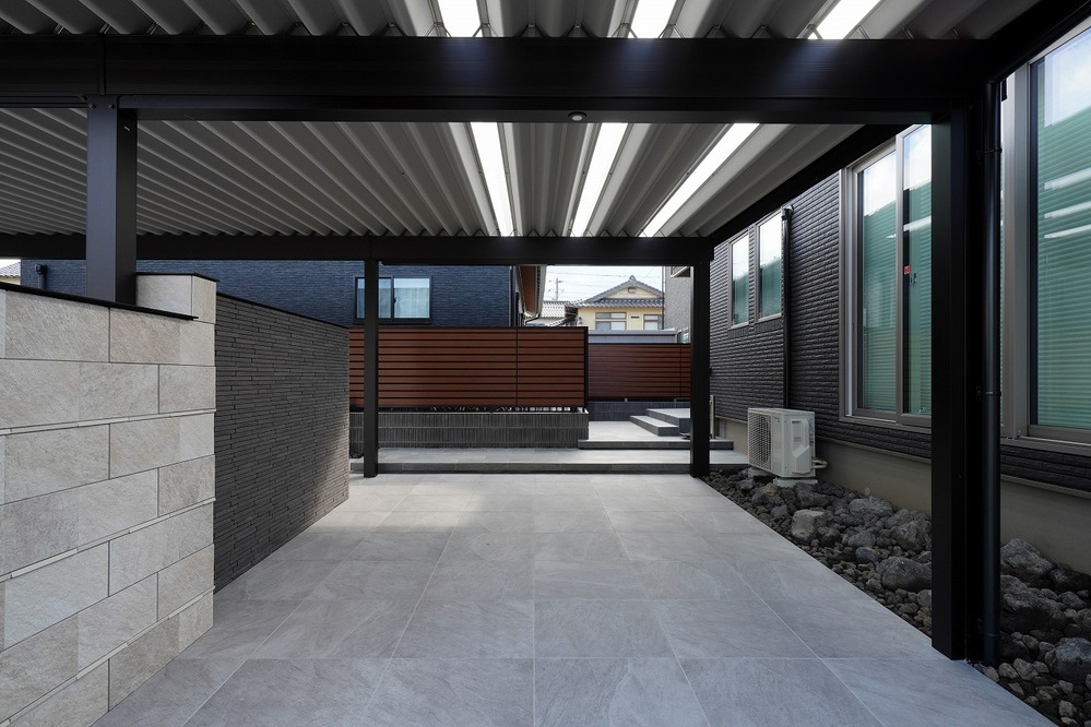 シンプルで重厚感のあるガレージ