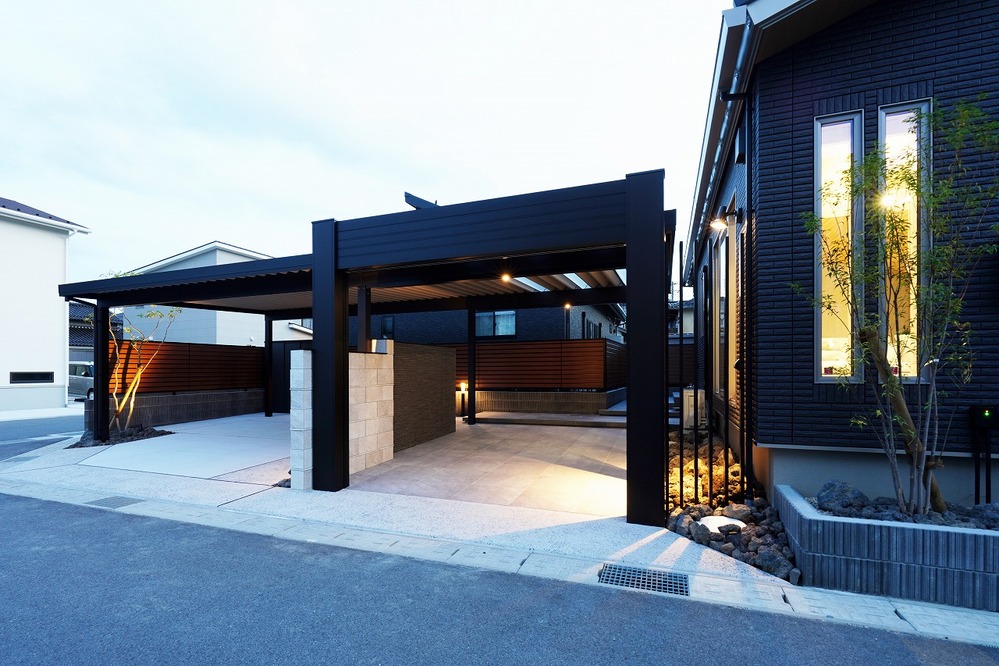 シンプルで重厚感のあるガレージ