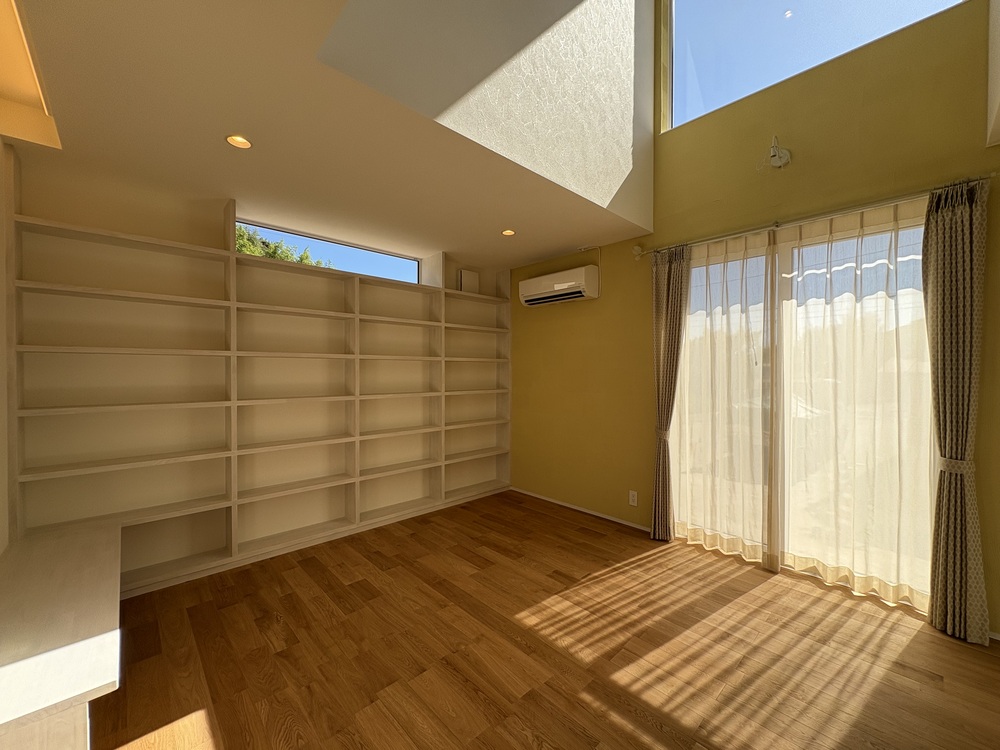 えんじ色のガルバ屋根と白壁のやさしいお家