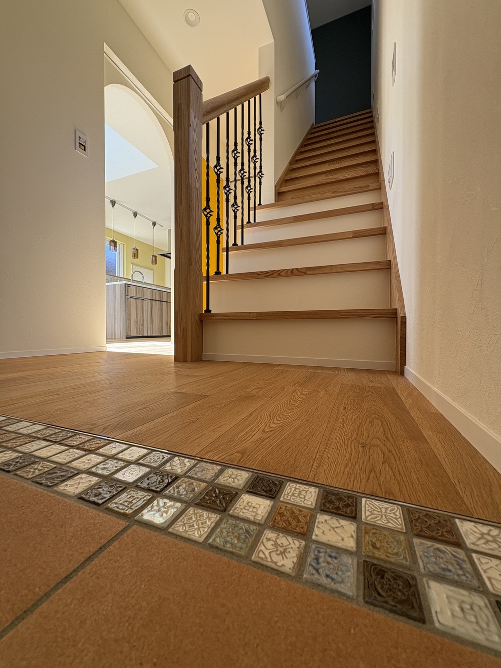 えんじ色のガルバ屋根と白壁のやさしいお家