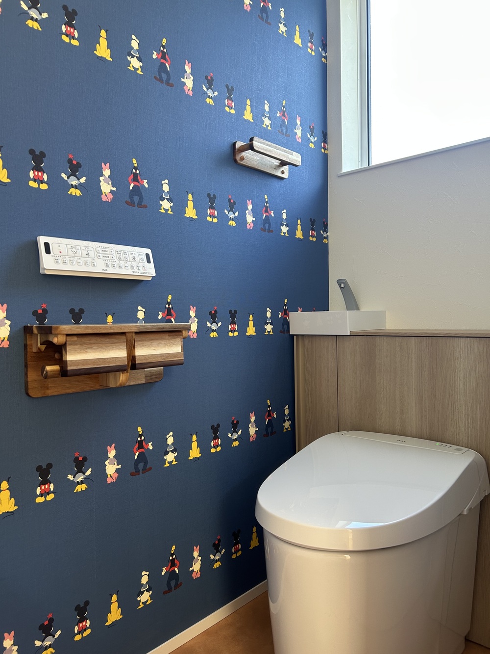 えんじ色のガルバ屋根と白壁のやさしいお家