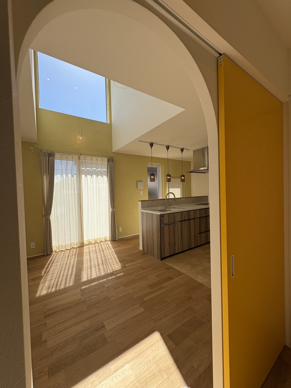 えんじ色のガルバ屋根と白壁のやさしいお家