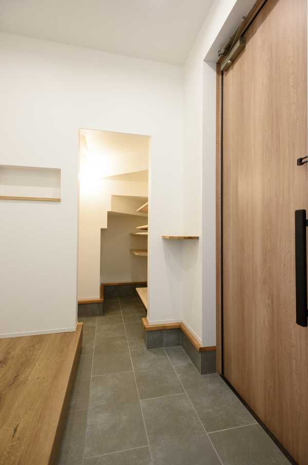 階段下スペースを利用した土間収納(協友建設)