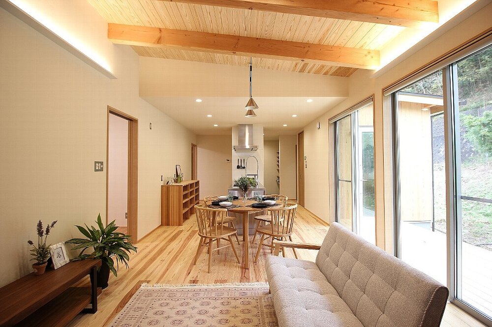 LDK｜山小屋をイメージした杉板張りの平屋
