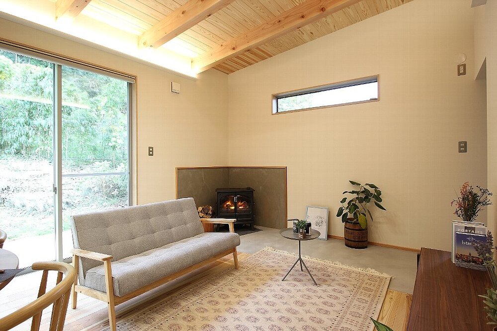 LDK｜山小屋をイメージした杉板張りの平屋