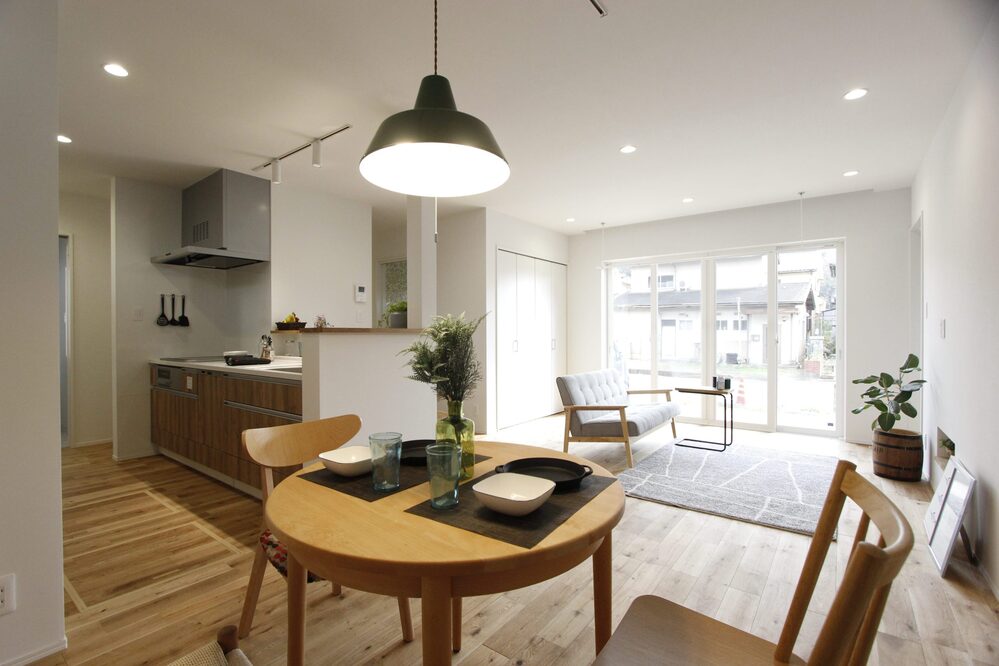 ご家族の生活スタイルに合わせたシンプルデザインの平屋