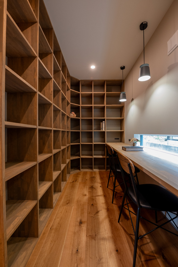 本好き夫婦が叶えた天井まで続く造作本棚（井原建設）