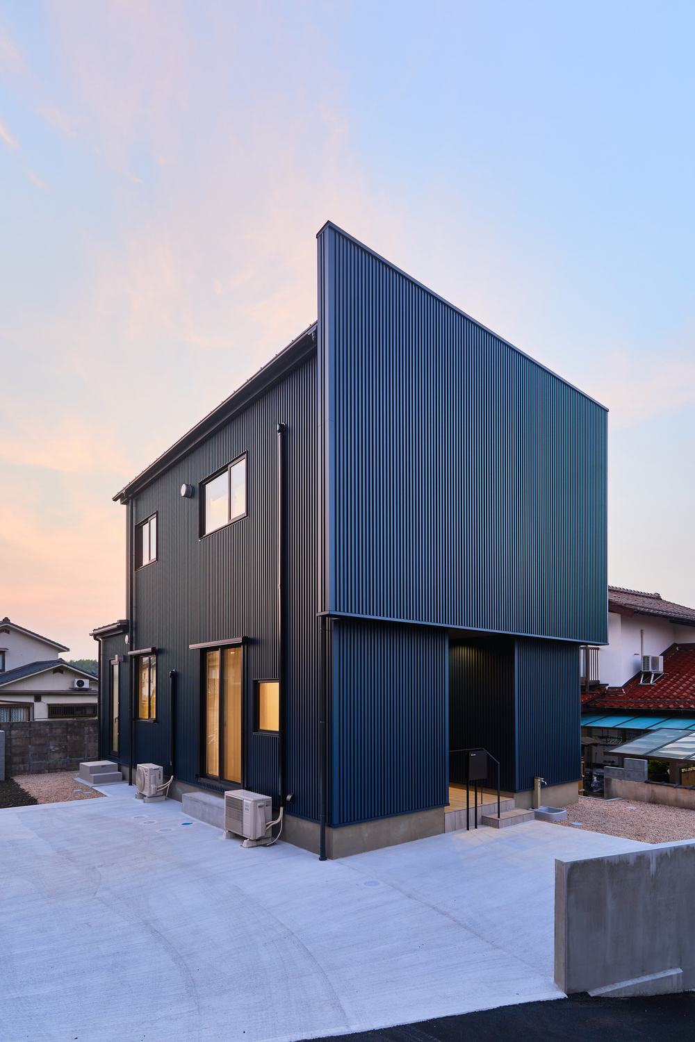 ガルバリウムの圧倒的な存在感が特徴のモダン新築