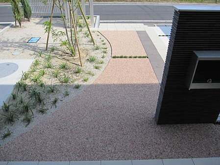 家と庭をつなぐアプローチ