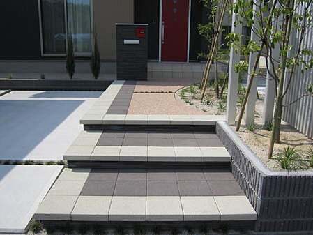 家と庭をつなぐアプローチ