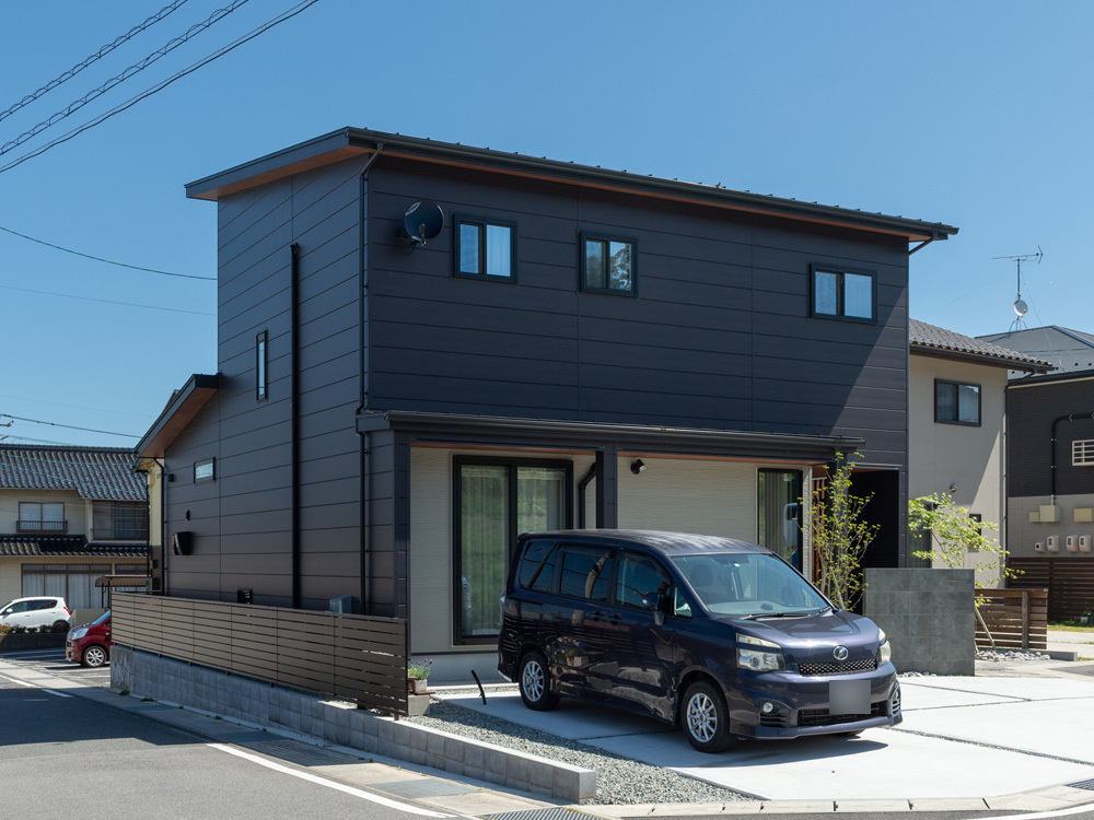 黒のガルバリウムが映えるモダンハウス