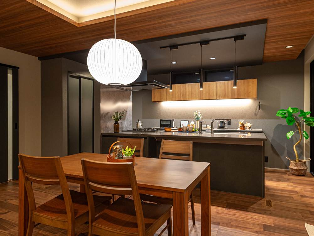 黒のガルバリウムが映えるモダンハウス