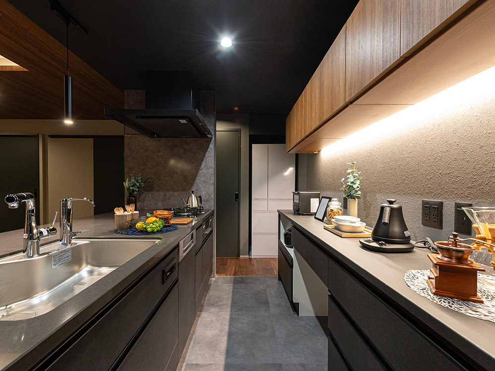 黒のガルバリウムが映えるモダンハウス