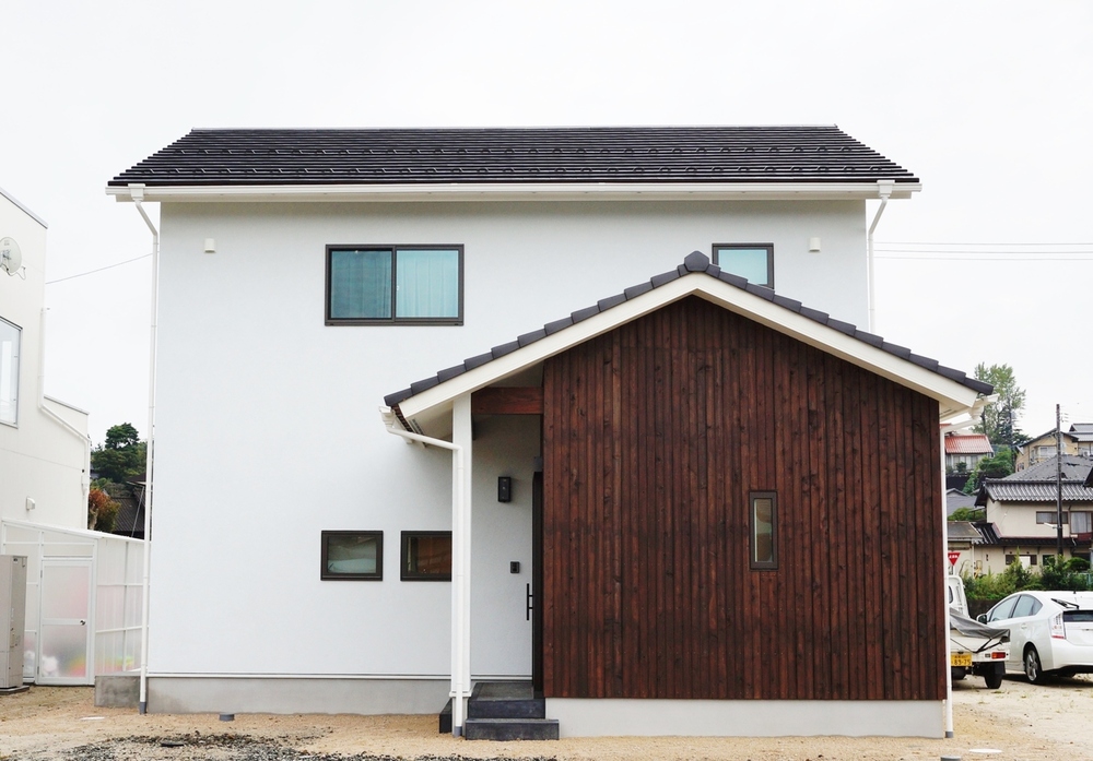 温もりとスタイリッシュさの調和が楽しい家 