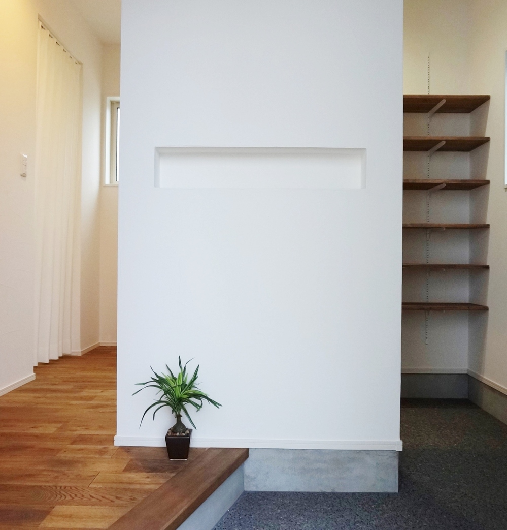 エントランス｜温もりとスタイリッシュさの調和が楽しい家