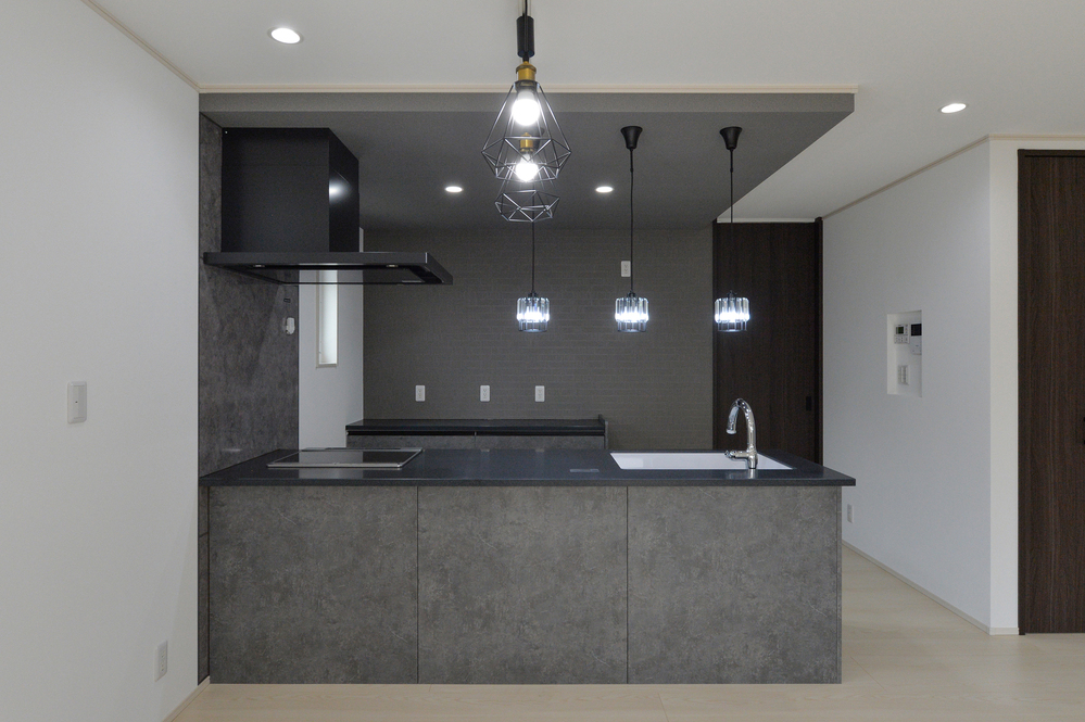 モノトーンでまとめたシャープな空間