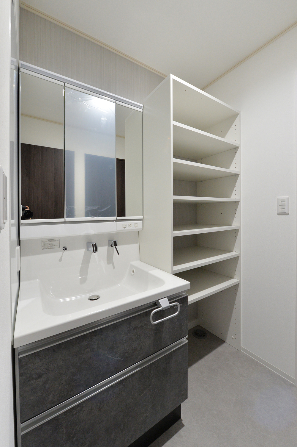 トイレ、洗面|モノトーンでまとめたシャープな空間