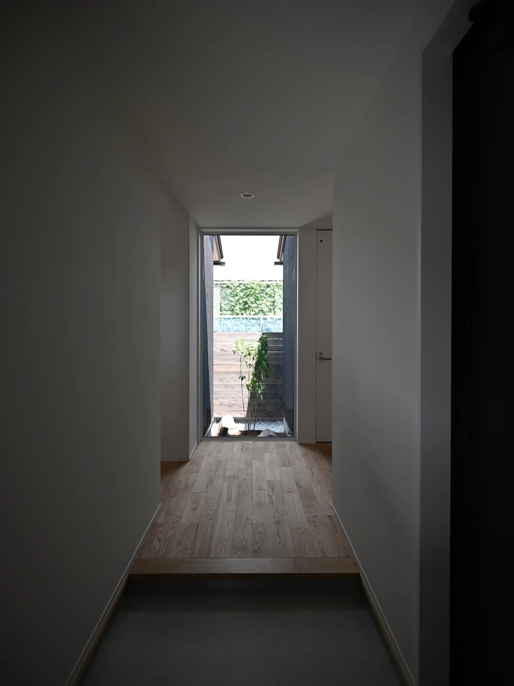 玄関｜焼杉の家より