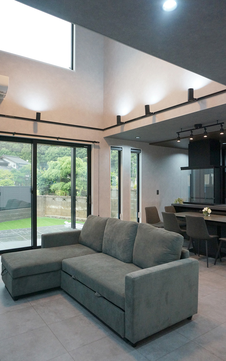 大開口と高天井で、明るいリビング