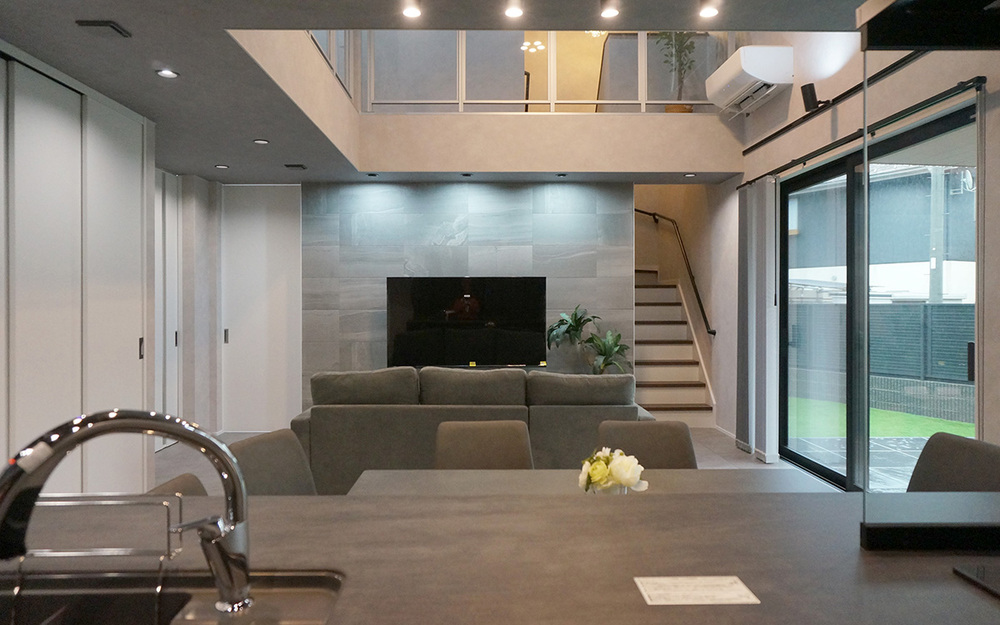 キッチンから見渡す、家族の中心