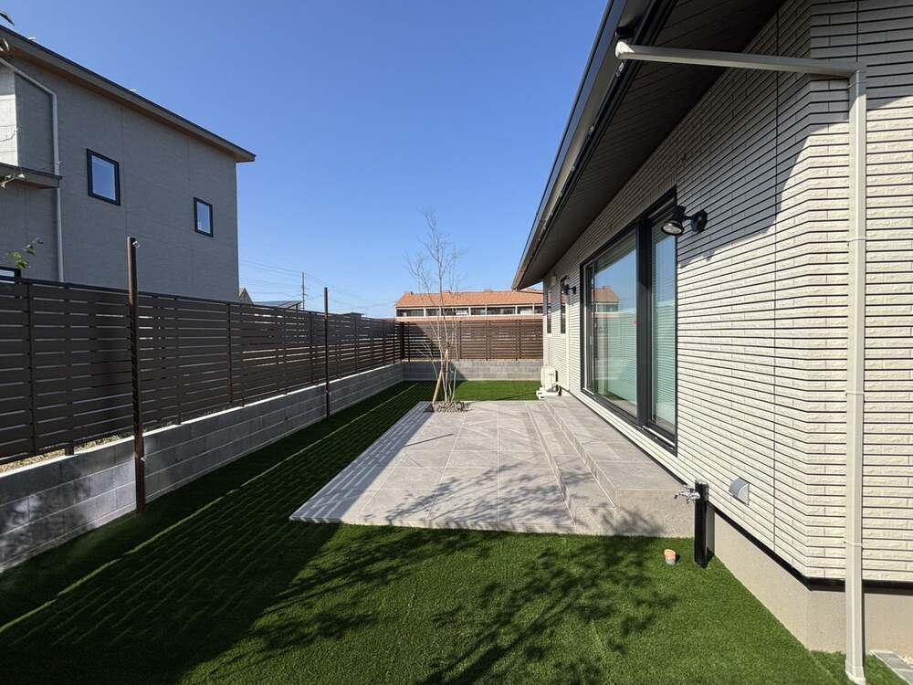 リビングが外まで広がる。究極のフラットデッキ