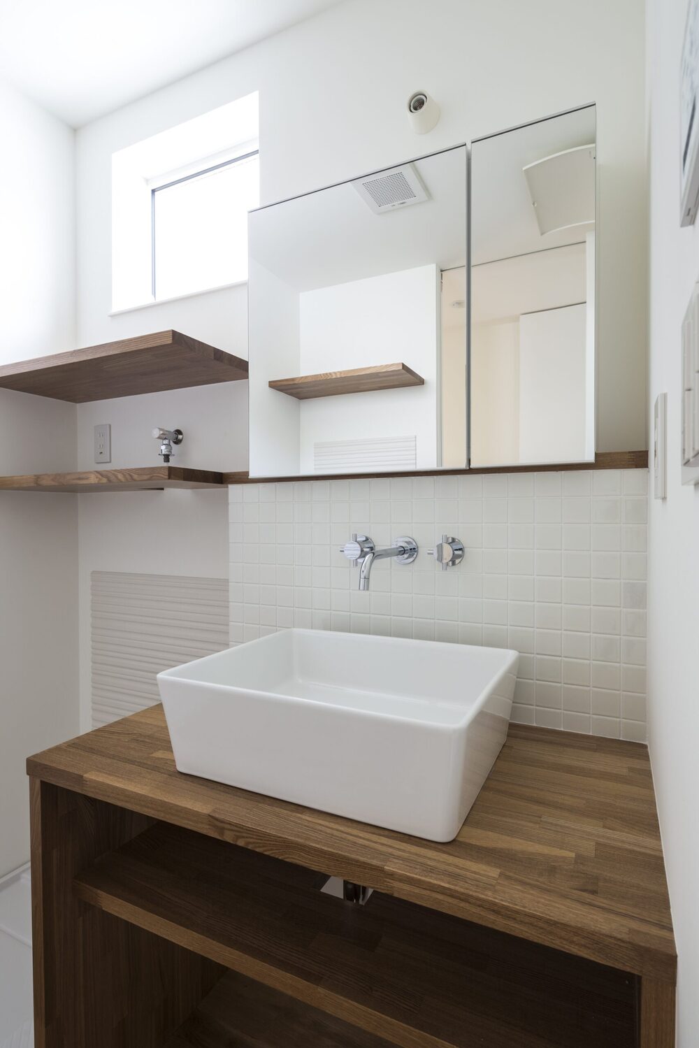 光が降りる吹き抜けとオープンな階段の家