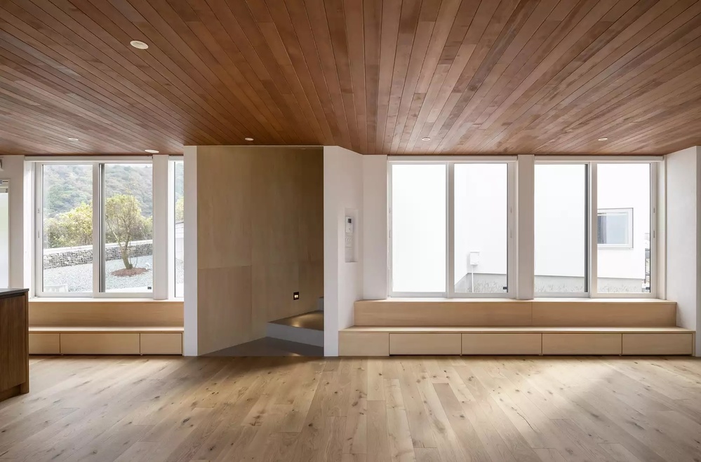 街を一望できるLDK｜斜面に建つ家より