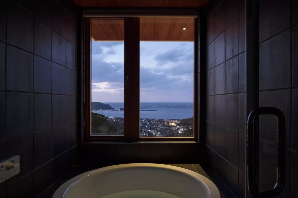 絶景が一望できる造作風呂｜斜面に建つ家より