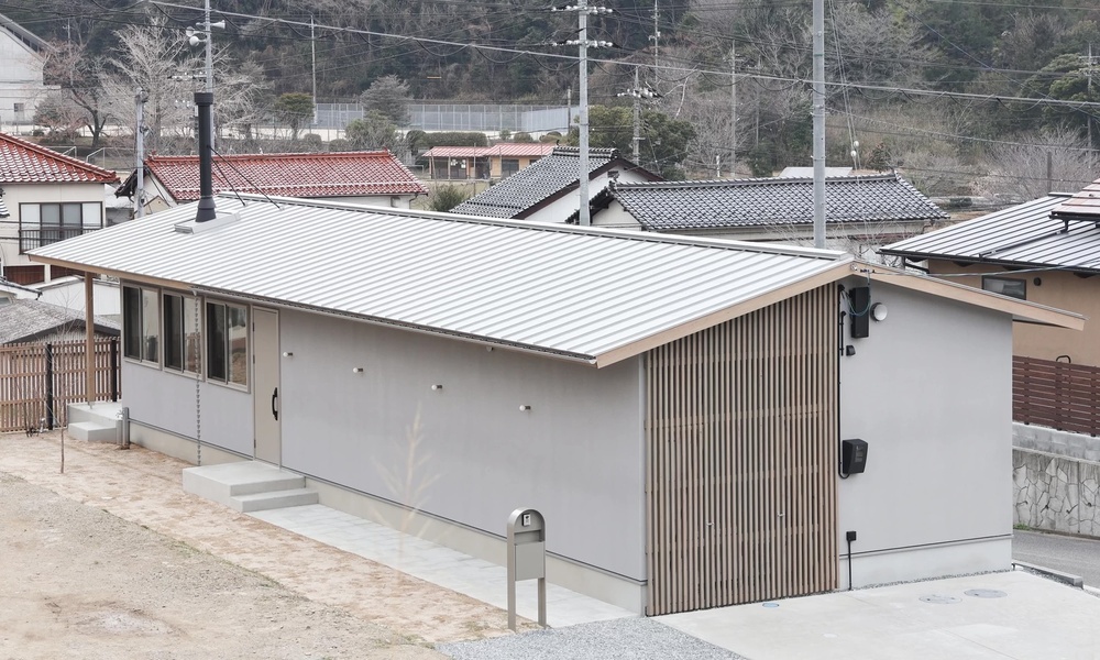 深い軒のある家