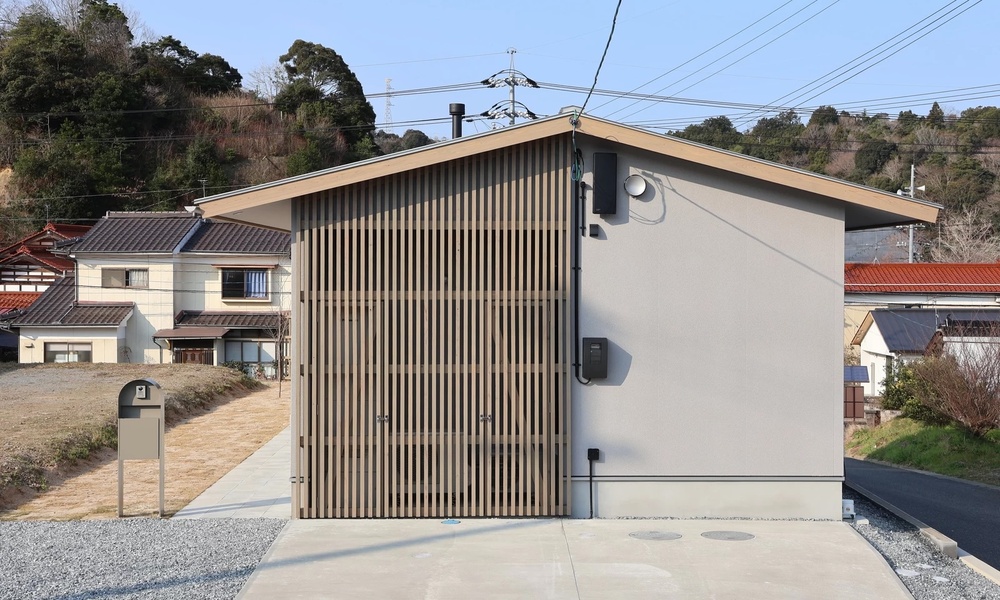 深い軒のある家