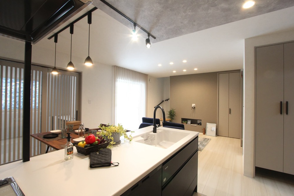 白い床が印象的なアーバンスタイルのお家