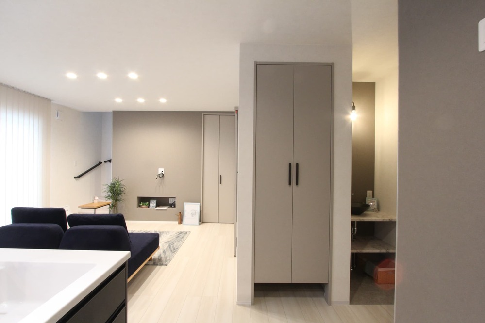 白い床が印象的なアーバンスタイルのお家