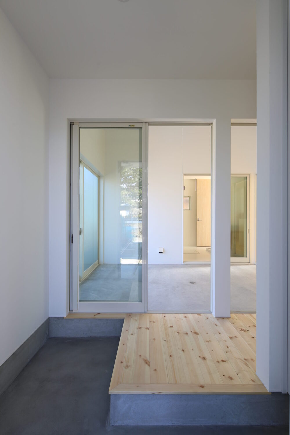 中庭から光が満ちる、白い箱の家