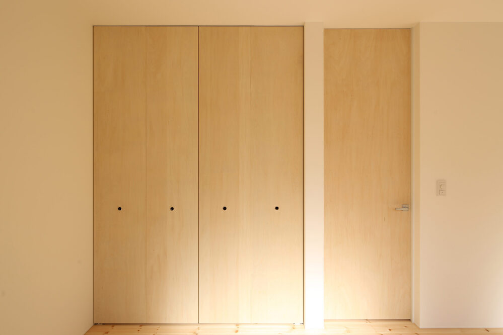 中庭から光が満ちる、白い箱の家