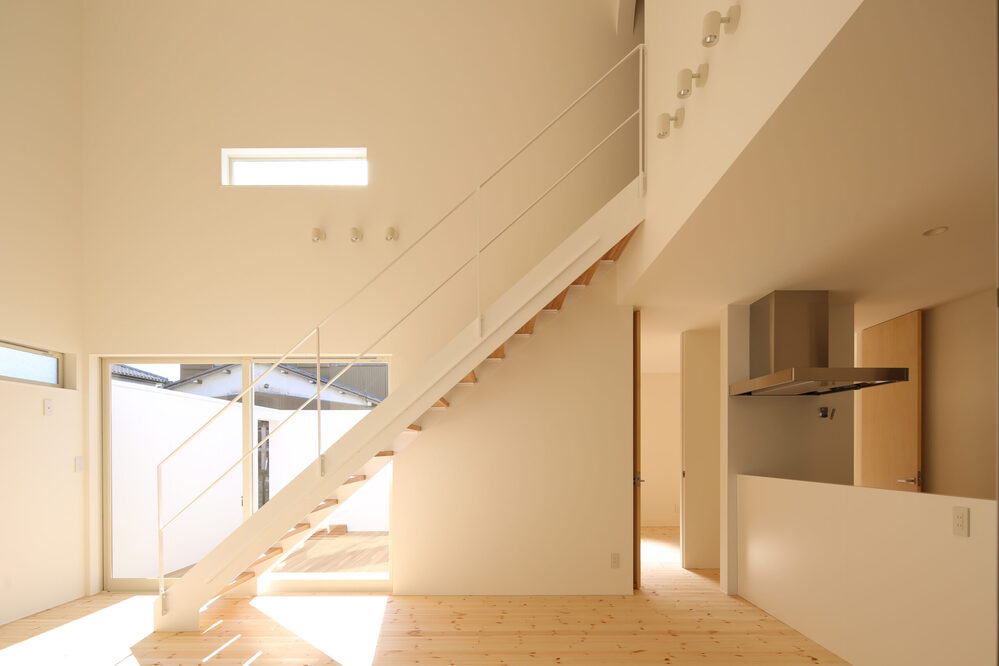 中庭から光が満ちる、白い箱の家