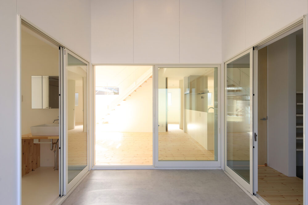 中庭から光が満ちる、白い箱の家