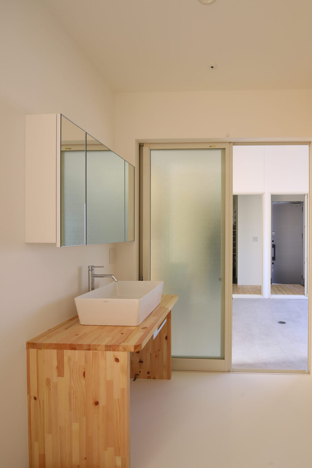 中庭から光が満ちる、白い箱の家