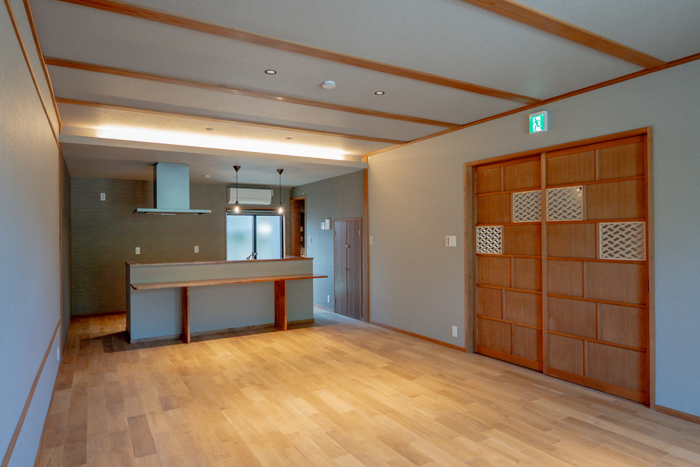 木のぬくもりと和の意匠が映える、落ち着きのあるLDK空間