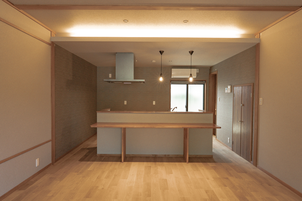 木のぬくもりと和の意匠が映える、落ち着きのあるLDK空間