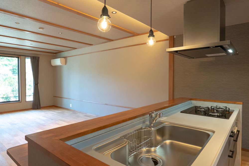 木のカウンターが映える、和モダンな対面キッチン