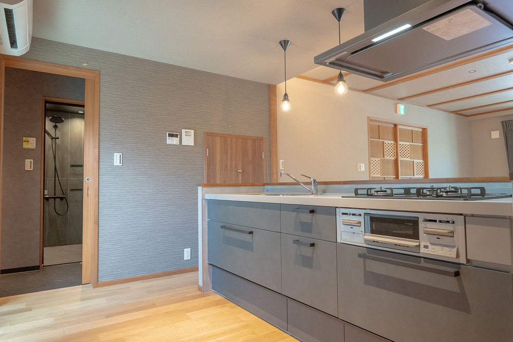 木のカウンターが映える、和モダンな対面キッチン