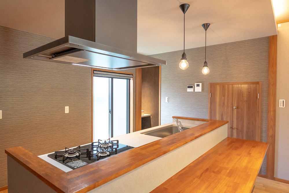 木のカウンターが映える、和モダンな対面キッチン