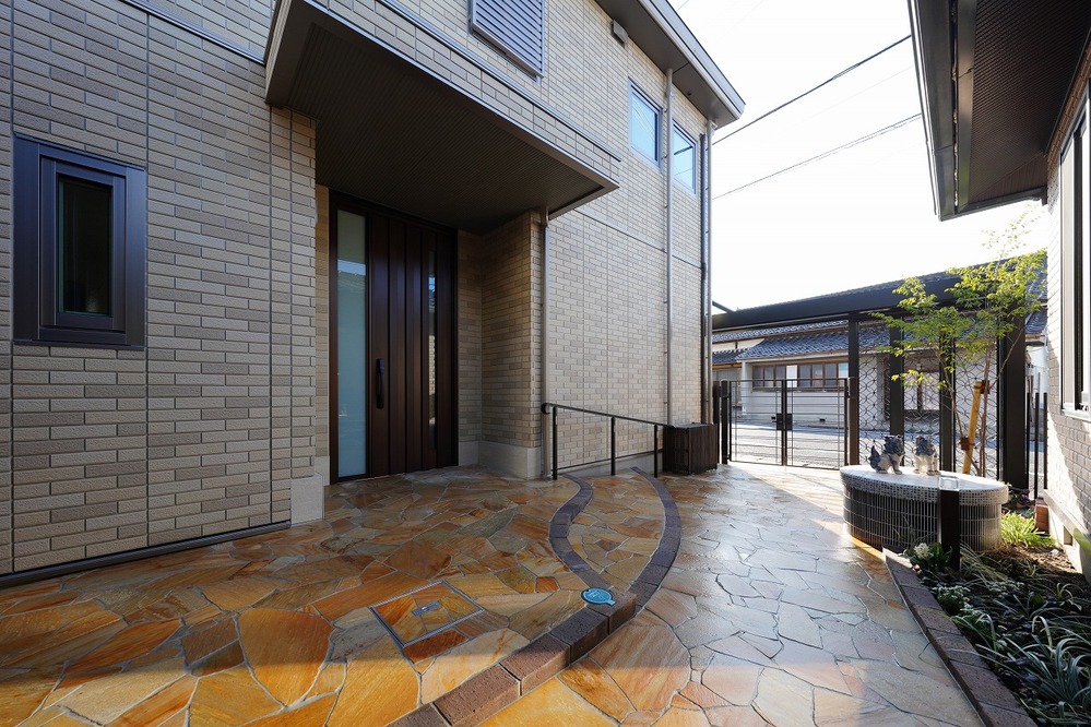 上質な門まわりと石貼りアプローチが迎える、品格あるエクステリア