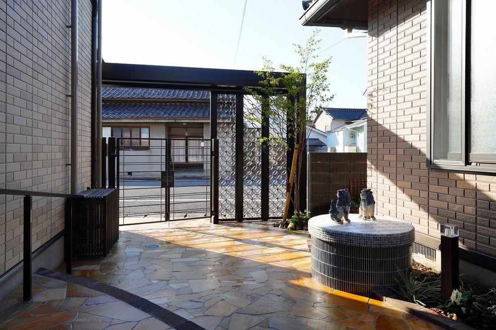 上質な門まわりと石貼りアプローチが迎える、品格あるエクステリア