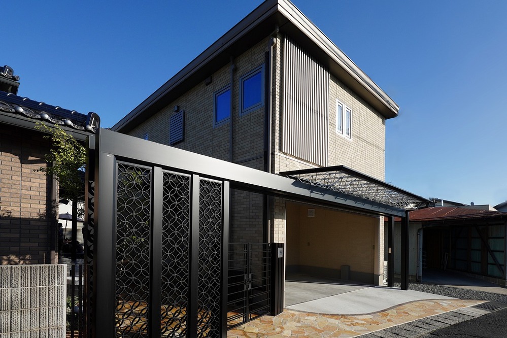 上質な門まわりと石貼りアプローチが迎える、品格あるエクステリア