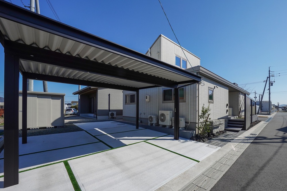 昼も夜も美しく映える、洗練されたカーポートのあるエクステリア