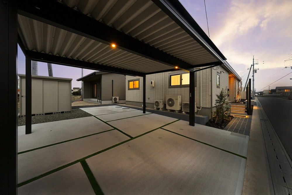 昼も夜も美しく映える、洗練されたカーポートのあるエクステリア