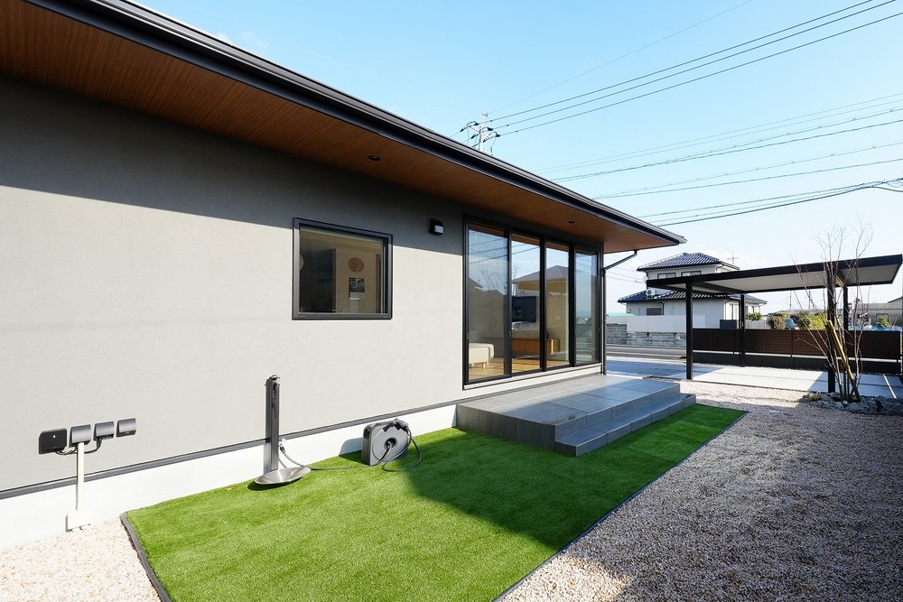 端正な平屋に寄り添う、機能美のあるエクステリア