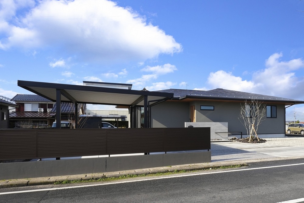 端正な平屋に寄り添う、機能美のあるエクステリア